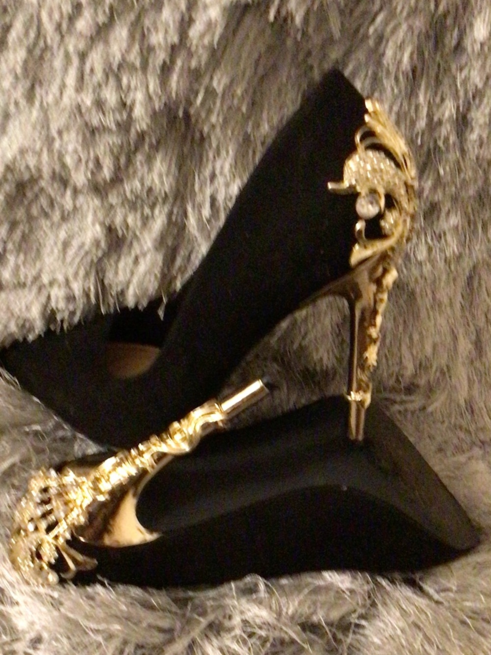 Black pointed toe Satin suede golden rose emblemed heel shoe - Picture 3 of 13